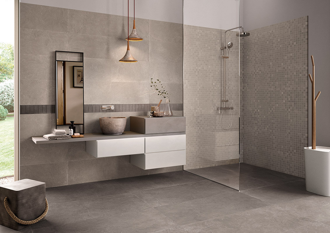 Salle de bain en carrelage aspect pierre contemporaine près de ...